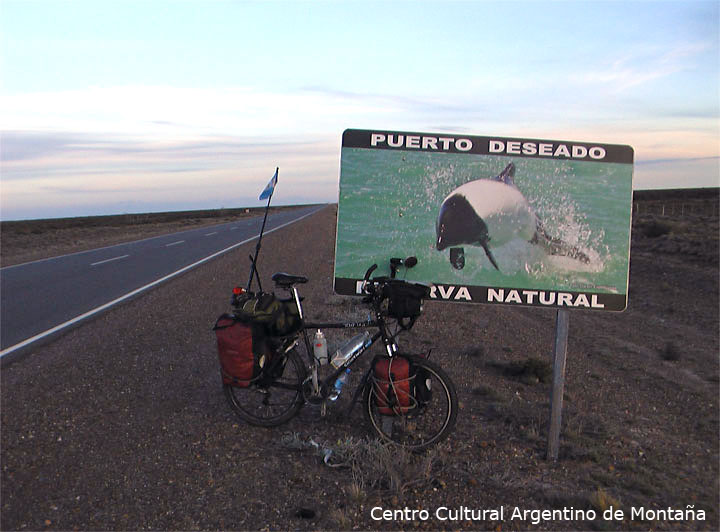 Ingreso a la Reserva Natural de Puerto Deseado, Santa Cruz. Travesía en bicicleta a los Parques Nacionales