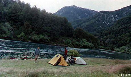 Campamento en paraje cercano a Puero Murta, Chile.