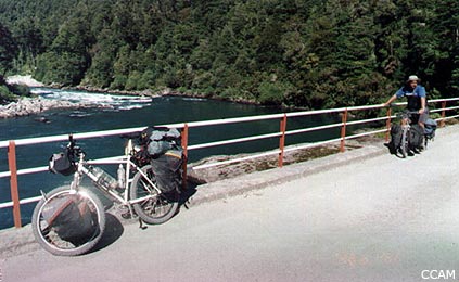 Cruce internacional Puente  Río Futaleufú, Argentina - Chile.