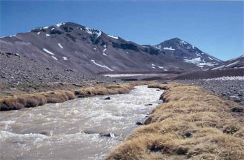 Las montañas que forman el límite con Chile y el río del Valle del Cura, San Juan.