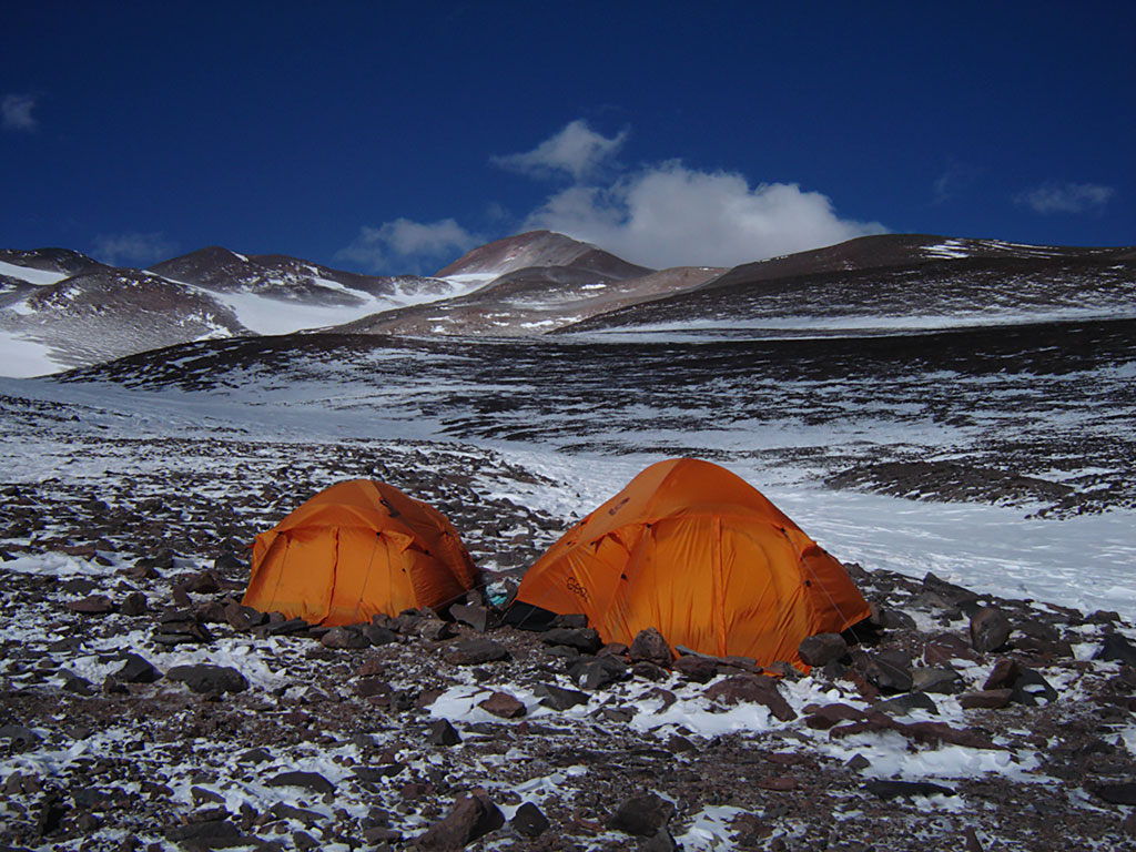 Expedición a través de los Andes de Atacama camino al Volcán Veladero y el Pissis.