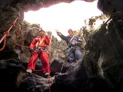 Luis Carabelli en la boca de la caverna del Tigre, Mendoza.