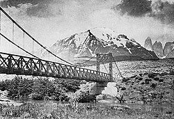 Expedición Exploratoria a la Cordillera del extremo sud, Tierra del Fuego 1937. Primera ascensión por los Sres. Zuck y Teufel, por la cresta de la derecha del Cerro Payne Este (Cerro Almirante Nieto) desde el puente sobre el Río Payne. Cerro Alvear y Cerro Almirante Nieto, Tierra del Fuego