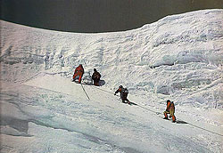 Ascenso hacia el collado norte, acceso a un muro de hielo. Del libro "El Everest historia de una conquista" Ediciones Peninsula. Autores: Conrrad Blanch, Joan Massons. Entrenamientos de Montaña