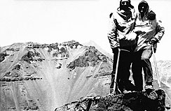 Antonio Beorchia Nigris y Gino Job en la cumbre del Cº Mario Fantin. Cordillera de Ansilta, San Juan