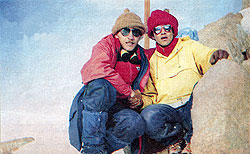 El abrazo en la cumbre del Chañi. Christian Vitry (izq.) y Gonzales Turu.