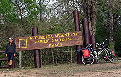 Luis Cribellati en la entrada del Parque Nacional Chaco, Argentina