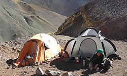 Nuestras carpas sobre la huella minera, detr&aacute;s la quebrada de San Lorenzo y la cordillera de Agua Negra.