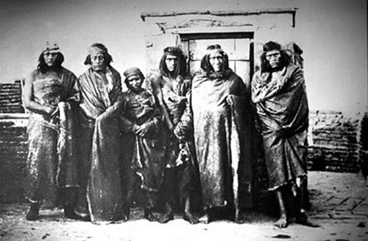 Aborigenes de la patagonia argentina, Chu Tehuelches. El singular misterio de la aparición de los cueros. Cuentos y Leyendas de Montaña.
