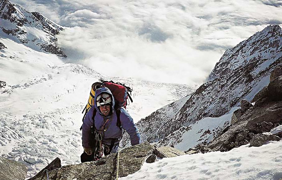 Brendan Murphy, avance por terreno fácil. Ruta Rivine providence, Mont Blanc, Francia. Escalada extrema en roca y hielo. Garth Hattingh. Entrenamientos de Montaña