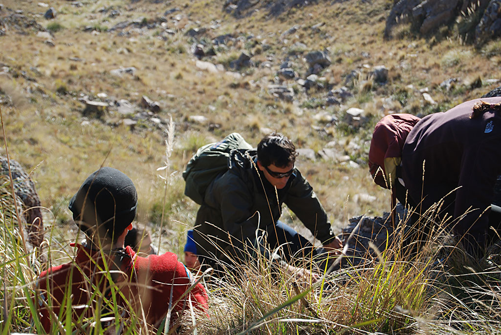 Ascendiendo a la antecumbre del Tres Picos, Sierra de la Ventana, Buenos Aires. Entrenamientos de montaña. Foto: Natalia Fernández