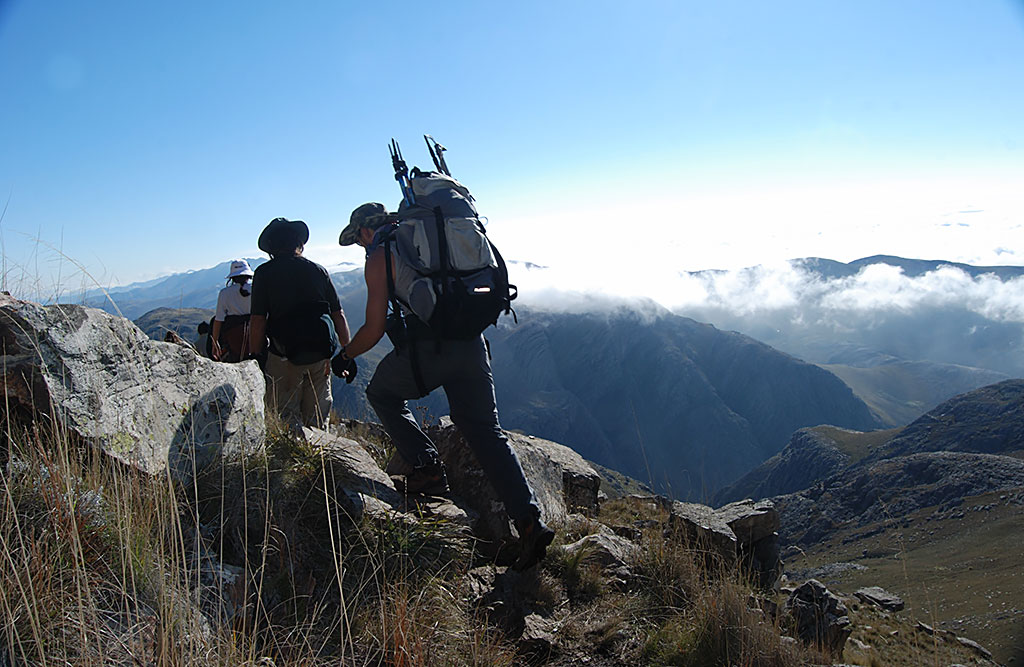 Descendiendo de la cumbre, Cerro Tres Picos, Buenos Aires. Entrenamientos de montaña. Foto: Natalia Fernández