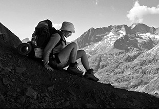 Fotografía frase del mes - mujer en la ladera de una montaña